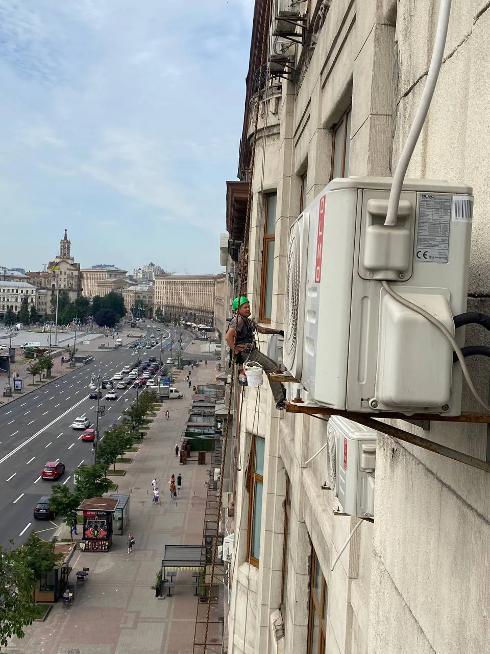 Промисловий альпініст на фасаді будівлі біля Майдану в Києві